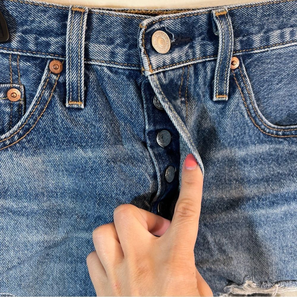 ✨ Levi’s Women’s 501 Distressed Shorts 27 - Picture 3 of 12